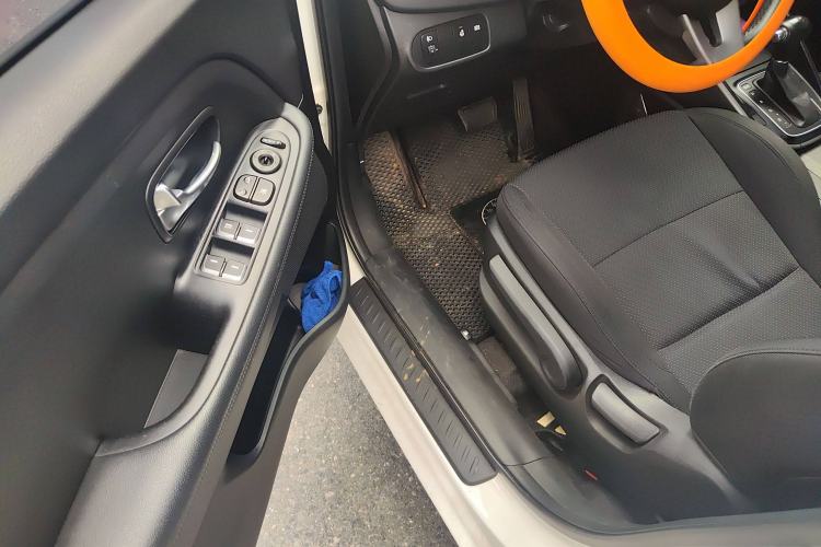 Used Kia Carens 2013 2.0L 7-Seater Automatic Standard Version China V Standard Interior 3