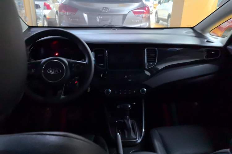 Used Kia Carens 2013 2.0L 7-Seater Automatic Comfort Edition China IV Standard Interior 3