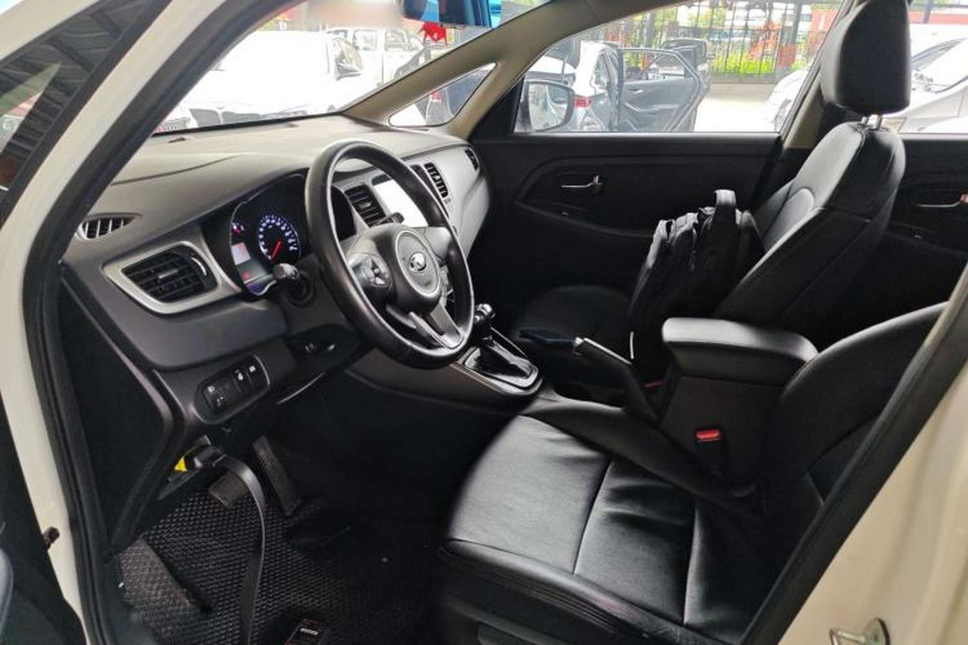 Used Kia Carens 2013 2.0L 7-Seater Automatic Standard Version China IV Standard Left Front Seat