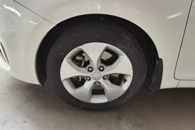 Used Kia Carens 2013 2.0L 7-Seater Automatic Standard Version China IV Standard Left Front Wheel Hub