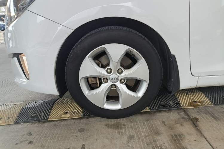 Used Kia Carens 2013 2.0L 7-Seater Automatic Standard Version China IV Standard Left Front Wheel Hub