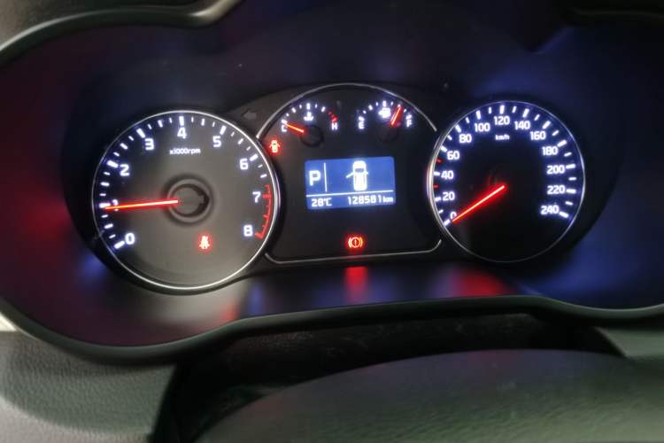 Used Kia Carens 2013 2.0L 7-Seater Automatic Standard Version China IV Standard Odometer Close Up