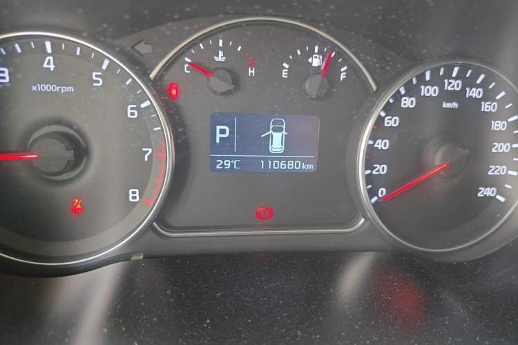 Used Kia Carens 2013 2.0L 7-Seater Automatic Comfort Edition China V Standard Odometer Close Up