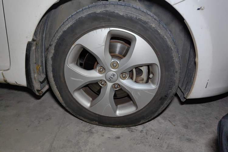 Used Kia Carens 2013 2.0L 5-Seater Automatic Comfort Version China IV Standard Right Front Wheel Hub