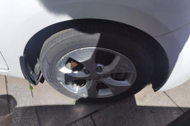 Used Kia Carens 2013 2.0L 5-Seater Automatic Comfort Version China IV Standard Right Front Wheel Hub