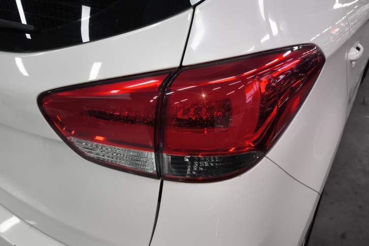 Used Kia Carens 2013 2.0L 7-Seater Automatic Comfort Edition China V Standard Right Rear Taillight