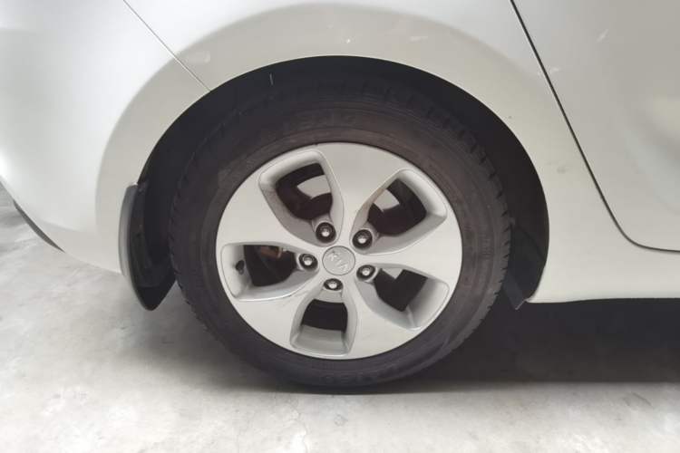 Used Kia Carens 2013 2.0L 7-Seater Automatic Standard Version China IV Standard Right Rear Wheel Hub