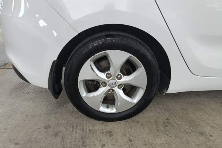 Used Kia Carens 2013 2.0L 7-Seater Automatic Standard Version China IV Standard Right Rear Wheel Hub