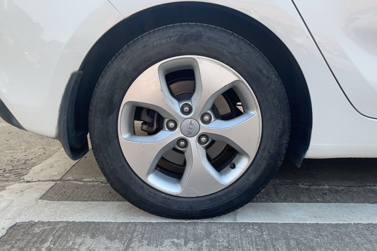 Used Kia Carens 2013 2.0L 7-Seater Automatic Standard Version China V Standard Right Rear Wheel Hub