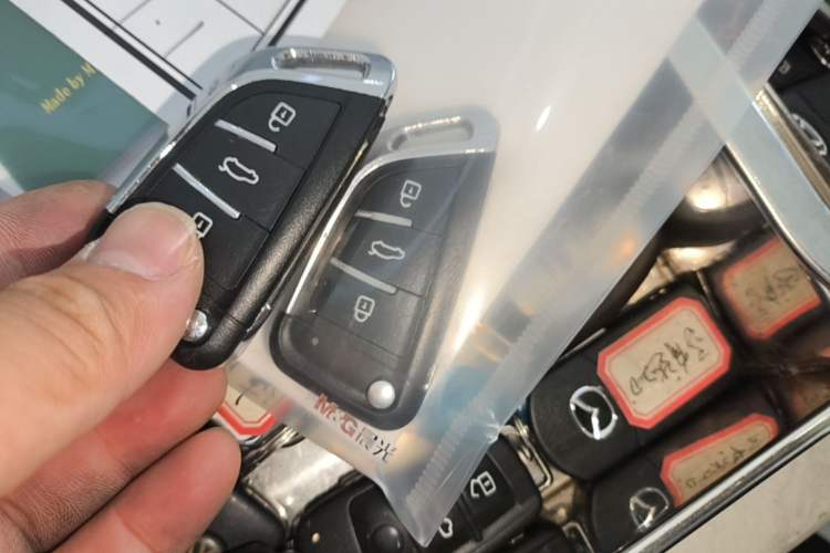 Used Kia Carens 2013 2.0L 7-Seater Automatic Standard Version China IV Standard Vehicle Key