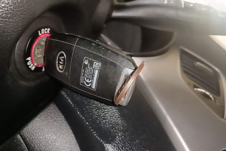 Used Kia Carens 2013 2.0L 5-Seater Automatic Standard Version China IV Standard Vehicle Key