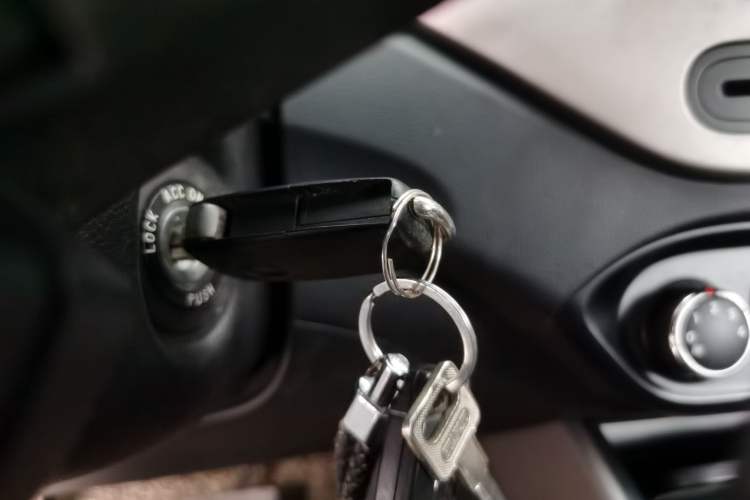 Used Kia Carens 2013 2.0L 7-Seater Automatic Standard Version China IV Standard Vehicle Key