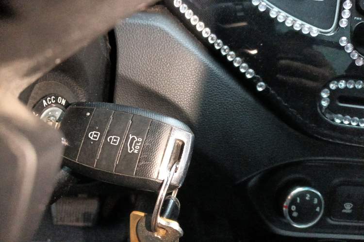 Used Kia Carens 2013 2.0L 7-Seater Automatic Comfort Edition China IV Standard Vehicle Key