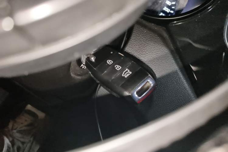 Used Kia Carens 2013 2.0L 7-Seater Automatic Comfort Edition China IV Standard Vehicle Key