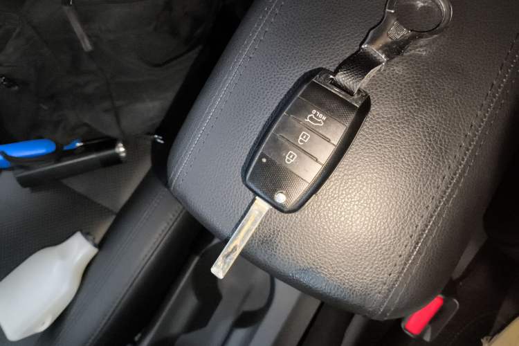 Used Kia Carens 2013 2.0L 7-Seater Automatic Comfort Edition China V Standard Vehicle Key