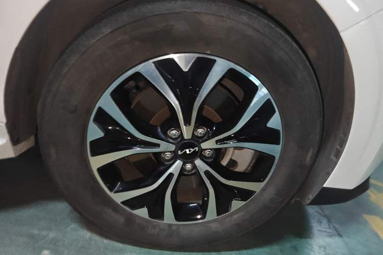 Used Kia Carnival 2021 2.0T Flagship Edition Right Front Wheel Hub
