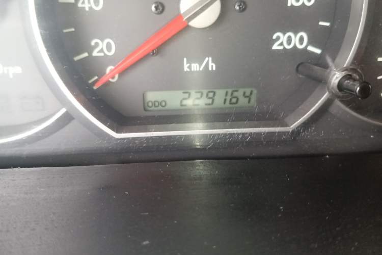 Used Kia Carnival 2006 2.7L GLS-2 Odometer Close Up