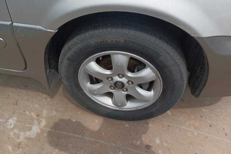 Used Kia Carnival 2006 2.7L GLS-2 Right Front Wheel Hub