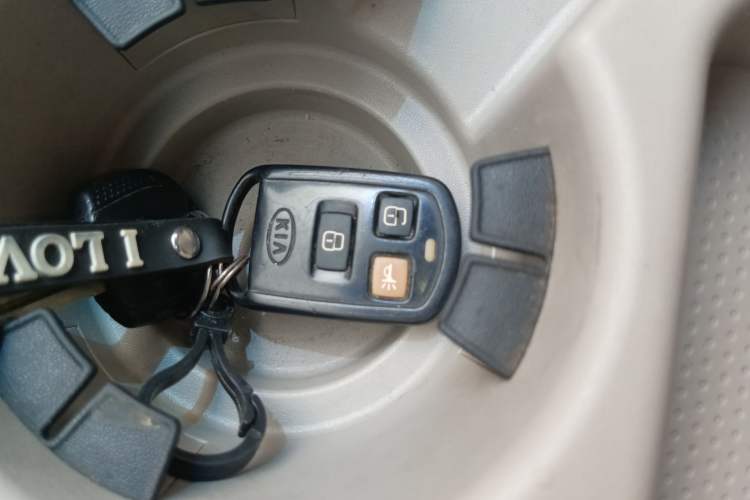 Used Kia Carnival 2006 2.7L GLS-2 Vehicle Key