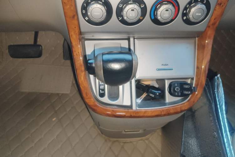 Used Kia Carnival 2006 2.7L GLS-1 Gear Lever