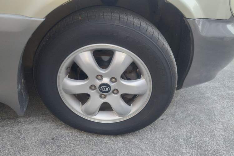 Used Kia Carnival 2006 2.7L GLS-1 Right Front Wheel Hub