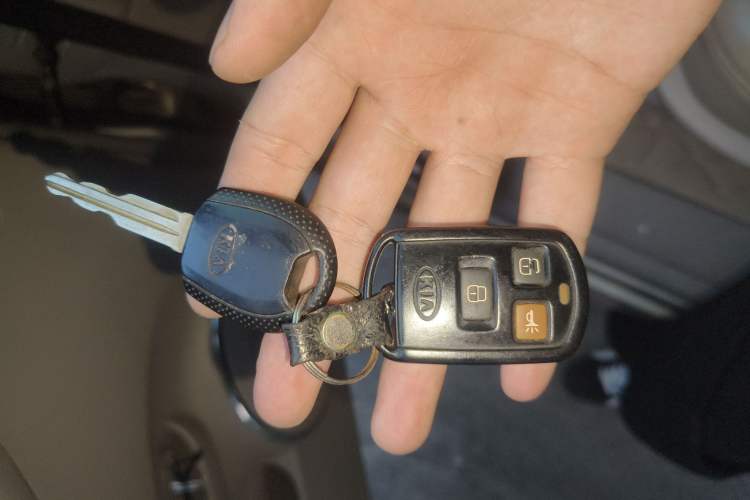 Used Kia Carnival 2006 2.7L GLS-1 Vehicle Key