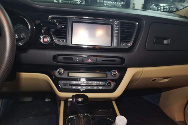 Used Kia Carnival 2015 3.3 GDI Luxury Edition China IV Standard Audio And AC Panel