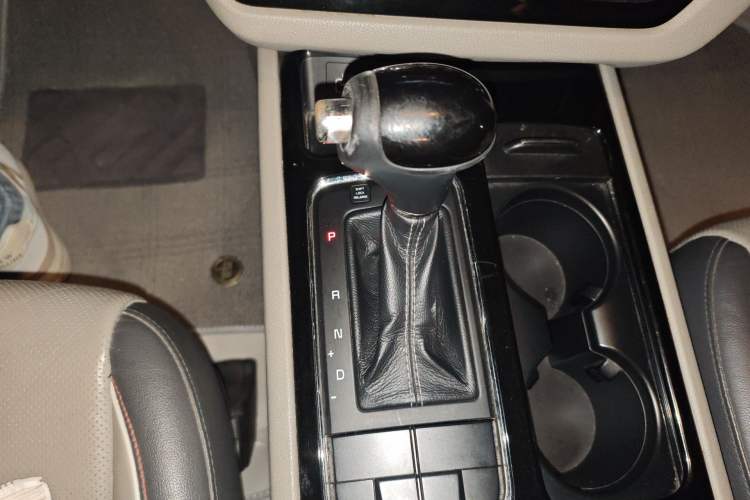 Used Kia Carnival 2015 3.3 GDI Luxury Edition China IV Standard Gear Lever
