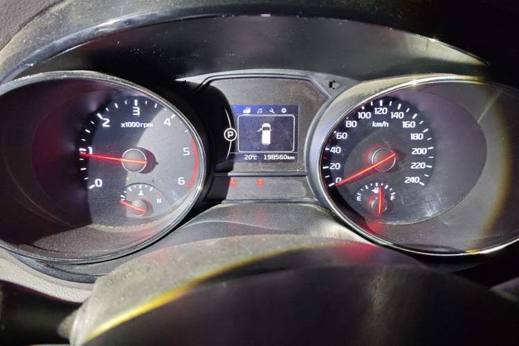Used Kia Carnival 2015 2.2T Luxury Edition China IV Odometer Close Up