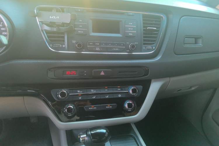 Used Kia Carnival 2015 2.2T Comfort Edition China IV Standard Audio And AC Panel