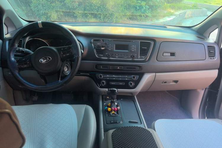 Used Kia Carnival 2015 2.2T Comfort Edition China IV Standard Center Console