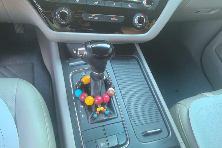 Used Kia Carnival 2015 2.2T Comfort Edition China IV Standard Gear Lever