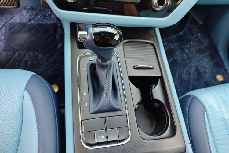 Used Kia Carnival 2015 3.3 GDI Comfort Edition China IV Standard Gear Lever