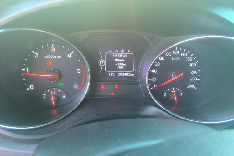 Used Kia Carnival 2015 2.2T Comfort Edition China IV Standard Odometer Close Up