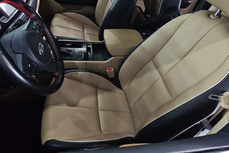 Used Kia Carnival 2015 2.2T Luxury Edition China IV Interior 1