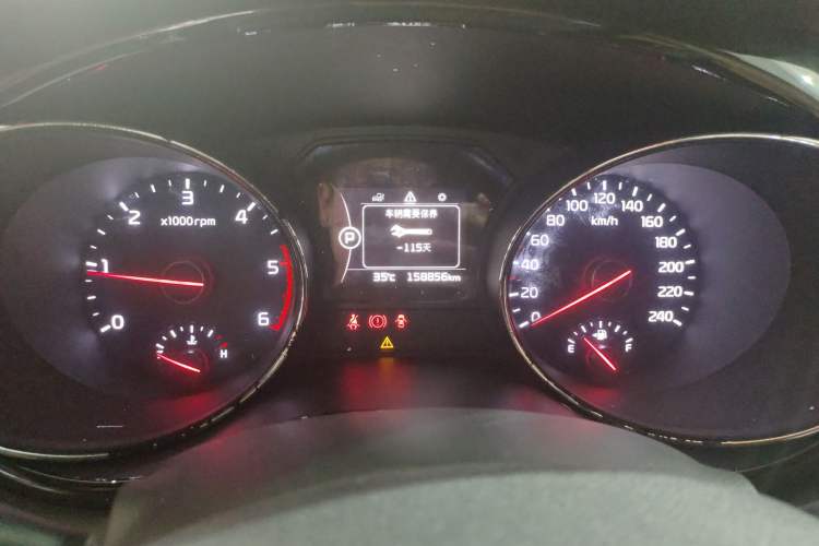 Used Kia Carnival 2015 2.2T Luxury Edition China IV Odometer Close Up