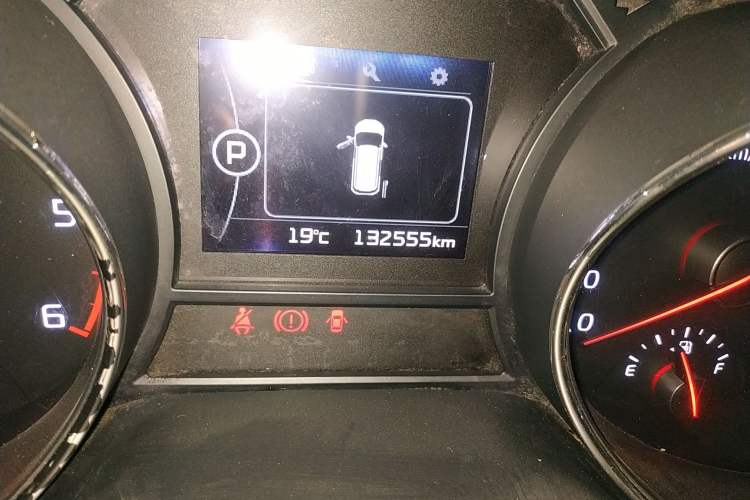 Used Kia Carnival 2015 2.2T Luxury Edition China IV Odometer Close Up