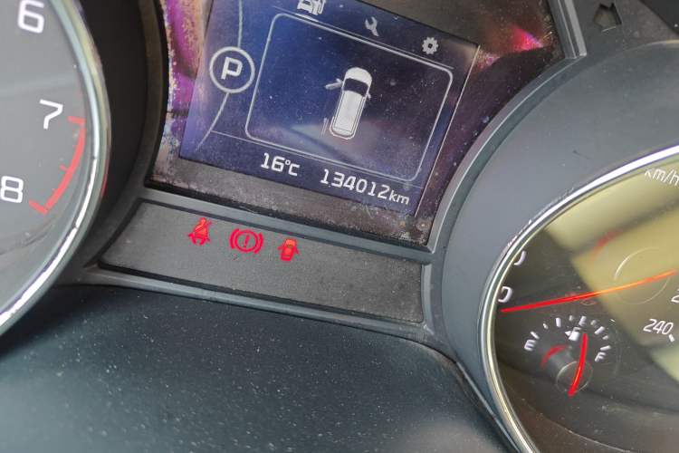 Used Kia Carnival 2015 3.3 GDI Luxury Edition China V Standard Odometer Close Up