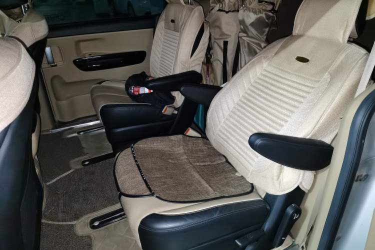 Used Kia Carnival 2015 2.2T Luxury Edition China IV Left Rear Seat
