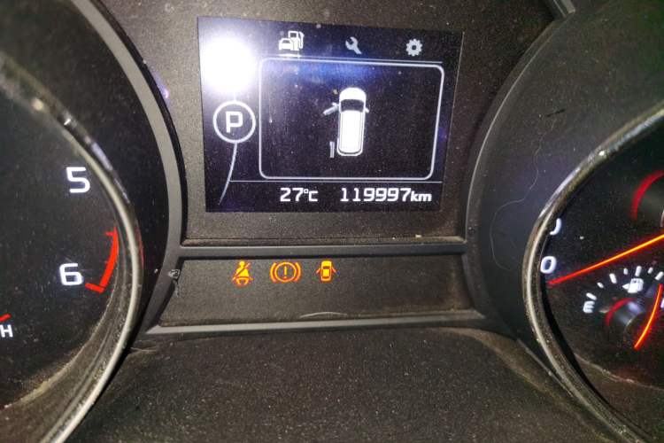 Used Kia Carnival 2015 2.2T Luxury Edition China IV Odometer Close Up