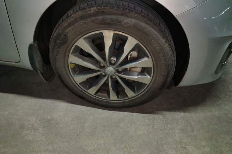 Used Kia Carnival 2015 2.2T Luxury Edition China IV Right Front Wheel Hub