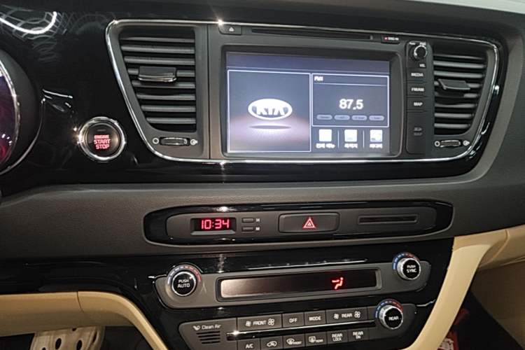 Used Kia Carnival 2015 3.3 GDI Luxury Edition China V Standard Audio And AC Panel