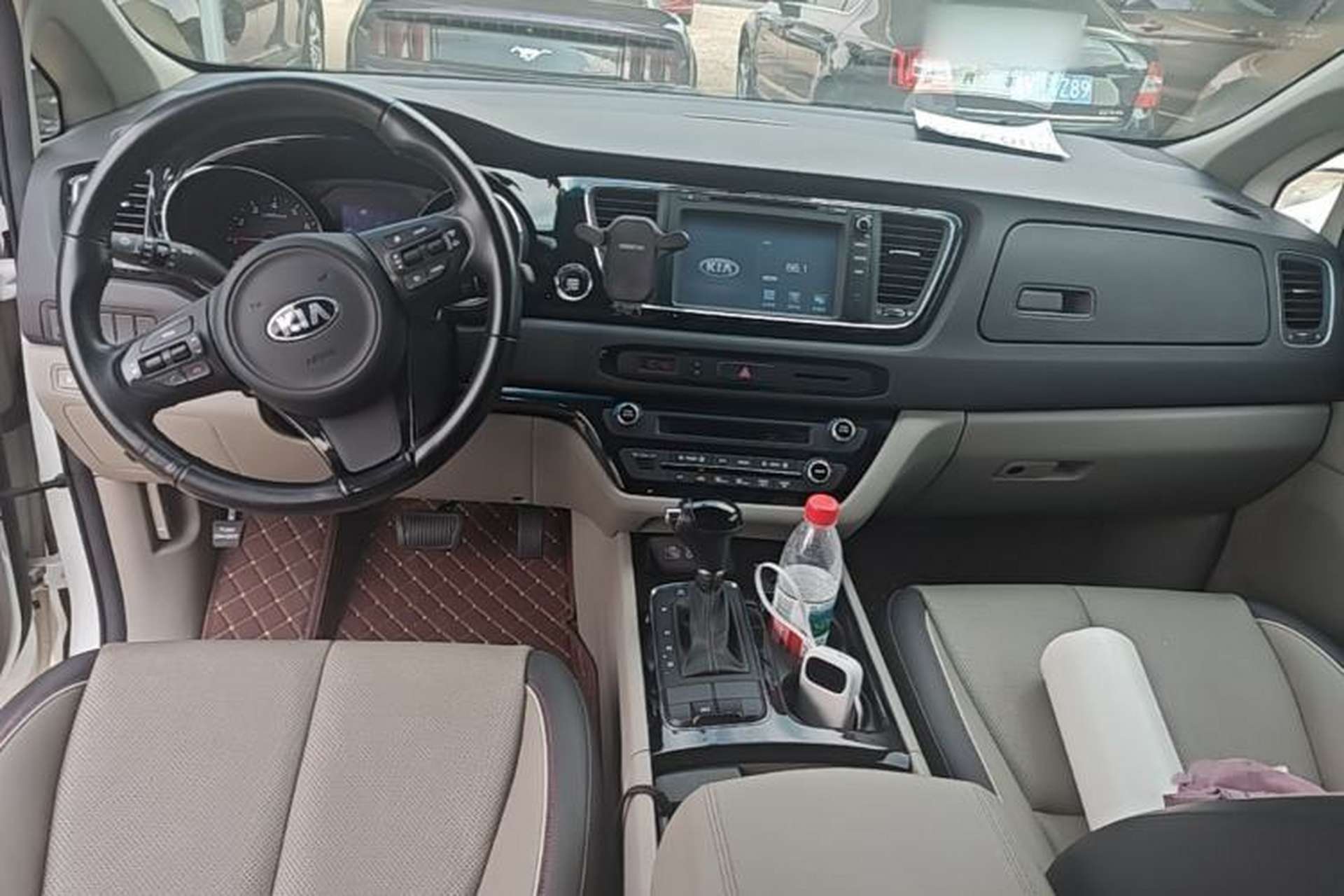 Used Kia Carnival 2015 3.3 GDI Luxury Edition China V Standard Center Console