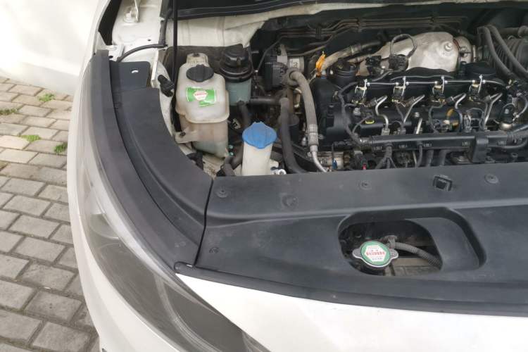 Used Kia Carnival 2015 2.2T Luxury Edition China IV Engine Bay Right