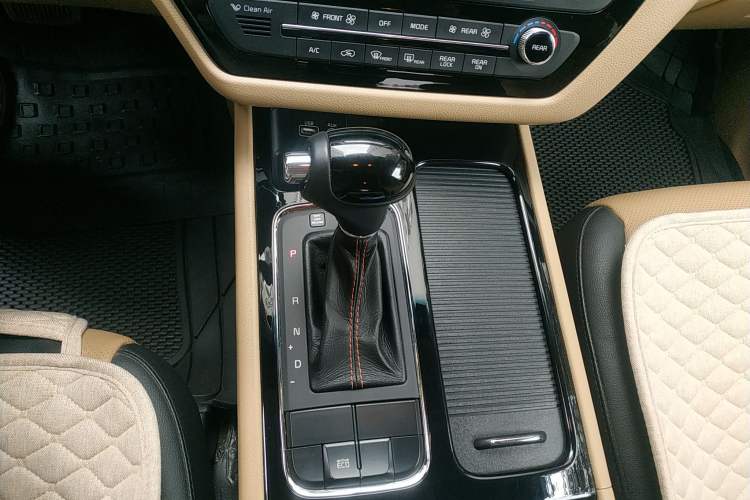 Used Kia Carnival 2015 3.3 GDI Luxury Edition China IV Standard Gear Lever