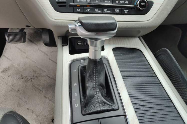 Used Kia Carnival 2015 3.3 GDI Luxury Edition China IV Standard Gear Lever