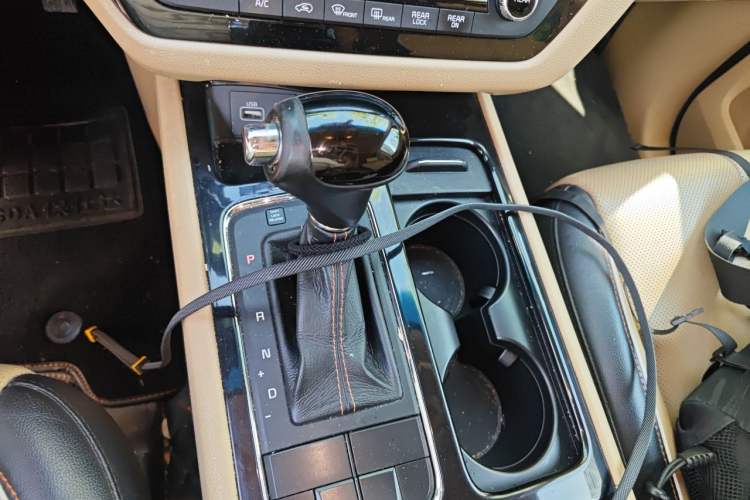 Used Kia Carnival 2015 3.3 GDI Luxury Edition China IV Standard Gear Lever
