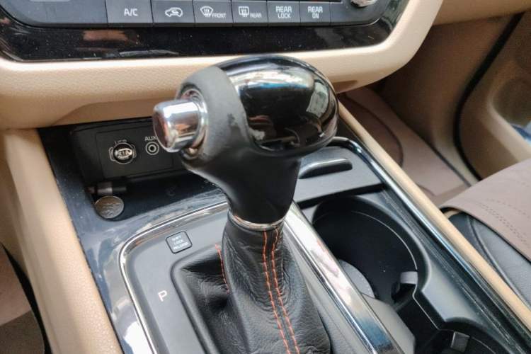 Used Kia Carnival 2015 3.3 GDI Luxury Edition China IV Standard Gear Lever