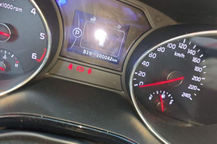 Used Kia Carnival 2015 2.2T Luxury Edition China IV Odometer Close Up