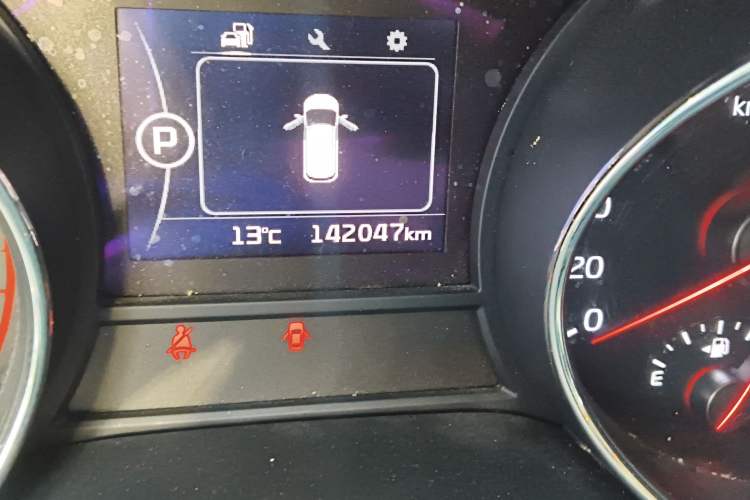 Used Kia Carnival 2015 2.2T Luxury Edition China IV Odometer Close Up